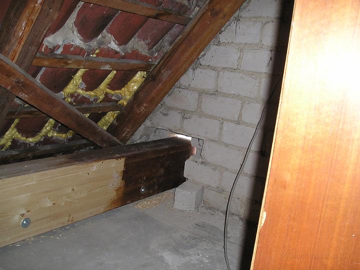 Neue Dachpfette mit halb aufgetragener Holzlasur.