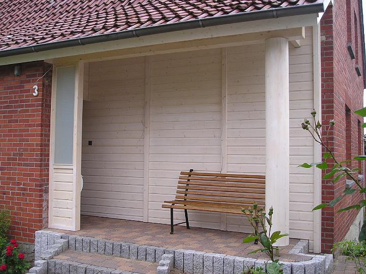 Veredeln Sie Ihr Haus mit einem schicken Holzeingang.