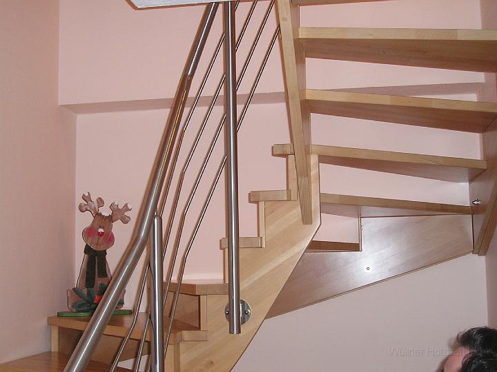 Auch auf engstem Raum kein Problem - Holz-Wendeltreppe mit einem Handlauf aus Edelstahl.