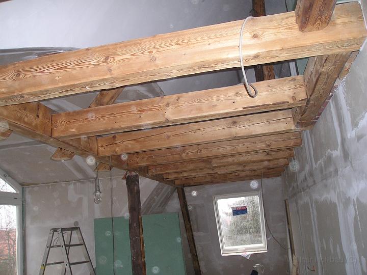 Optische Erneuerung des Raumes, die Dachschräge wurde begradigt.