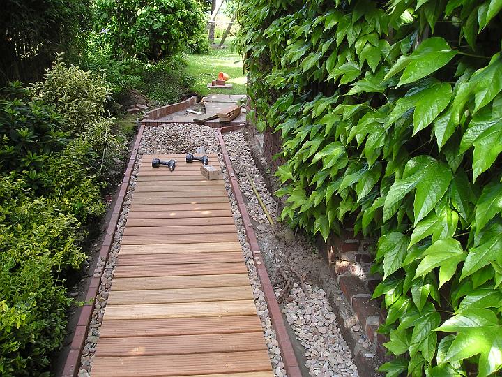 Setzen Sie in Ihrem Garten ein Highlight mit einem eleganten Holzweg...