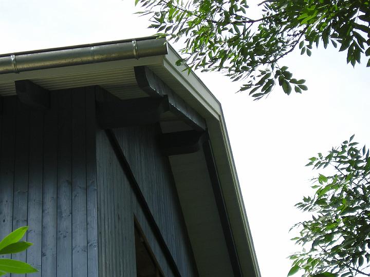 Kombiniert mit kleinen Akzenten im Dach, integriert sich der Holzrahmenbau schnell in die bestehende Architektur.