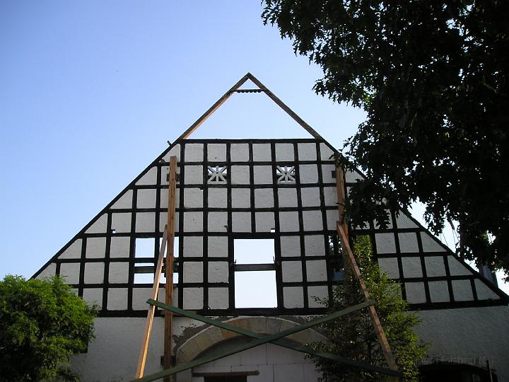 Erneuerung des Dachs sowie aller Fenster und Türen.